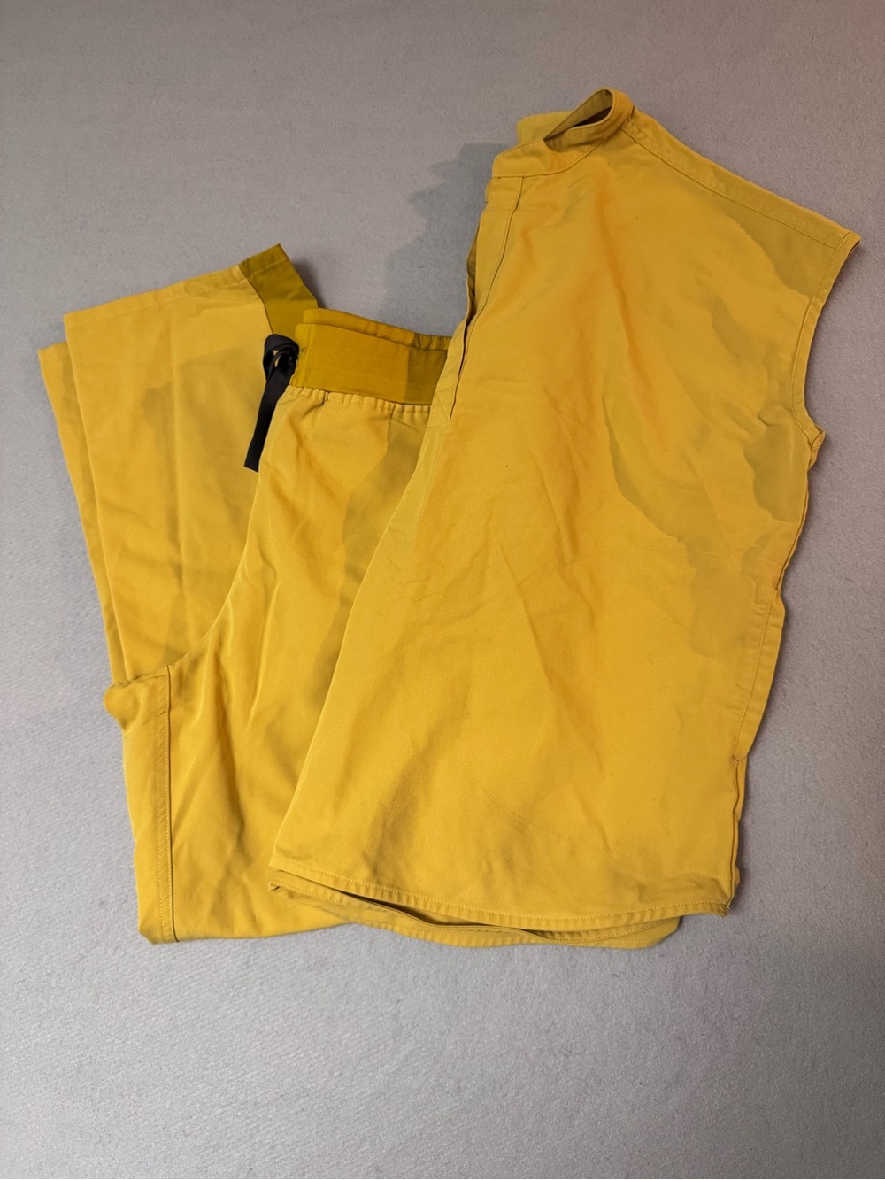 Figs Women's LIMITED EDITION gold colored Scrub Set Size Large